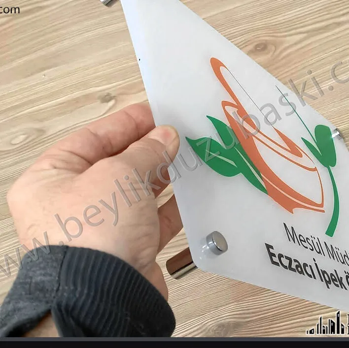 Eczacı kapı isimliği, duman rengi pleksi kapı tabelası, kaliteli kapı tabelası, 25x35 cm kapı isimliği üretimi, aynı gün gönderim, tasarım desteği,  5 mm dekoratif vidalı kapı tabelası, kapı isimliği imalat, tasarım kapı tabelası Pharmacist door name plate, smoke color plexiglass door sign, quality door sign, 25x35 cm door name plate production, same day shipping, design support, 5 mm decorative screw door sign, door name plate manufacturing, design door sign