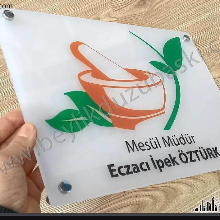 Eczacı kapı isimliği, duman rengi pleksi kapı tabelası, kaliteli kapı tabelası, 25x35 cm kapı isimliği üretimi, aynı gün gönderim, tasarım desteği,  5 mm dekoratif vidalı kapı tabelası, kapı isimliği imalat, tasarım kapı tabelası