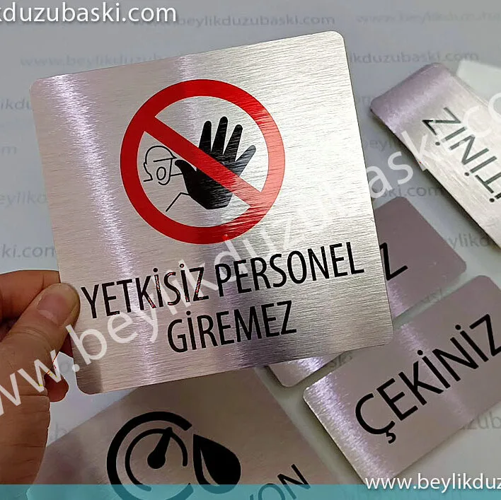 Cam yüzeyler için metal kapı isimliği, istenilen ebat üretimi yapılan, metal kapı isimliği, ince alüminyum, paslanmaz, çizilmez, yıpranmaz, kaliteli kapı yönlendirmesi, cam kapılar için oda yönlendirmesi, ince zarif, şık duran metal kapı yönlendirmesi, oda kapı isimliği, imalat tasarım