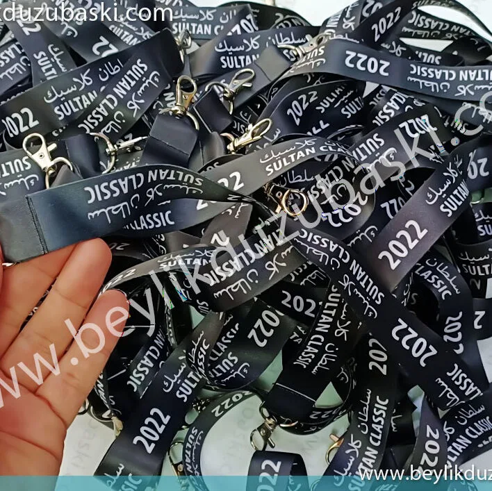 baskılı boyun ipi, 25 mm genişlik, saten boyun ipi, en az 100 adet üretim, birim fiyat yazılmıştır, üretim 5-7 iş günü, kaliteli baskı, basılı boyun ipi üretimi