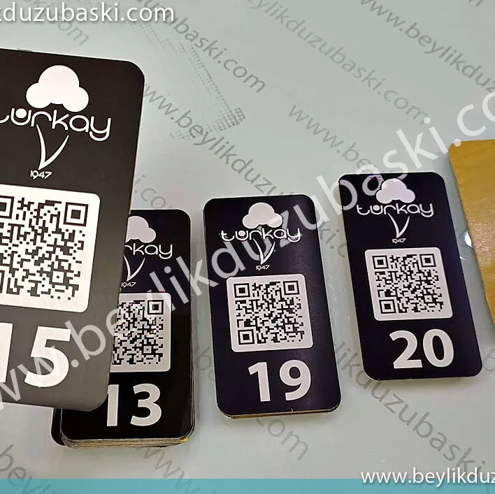 masa üzeri QR barkod, metal etiket, dış mekan dayanıklı, arkası bantlı ürün, menü için qr kod etiketi, sağlam dayanıklı metal etiket, türkay dondurma, Masa üzeri QR kod baskılı, masa numara metal etiket