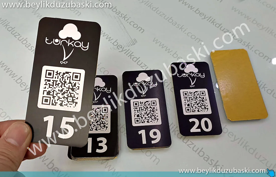 masa üzeri QR barkod, metal etiket, dış mekan dayanıklı, arkası bantlı ürün, menü için qr kod etiketi, sağlam dayanıklı metal etiket, türkay dondurma, Masa üzeri QR kod baskılı, masa numara metal etiket