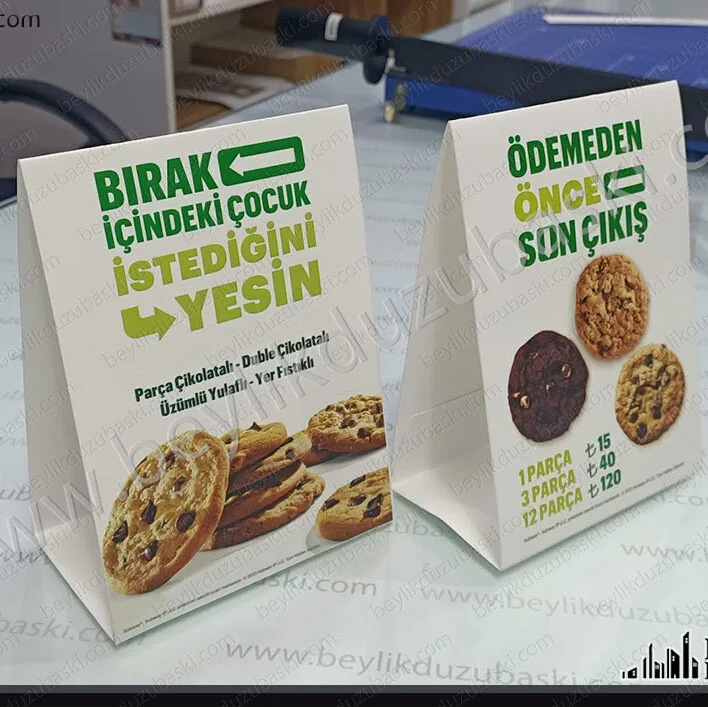 masa üstü üçgen karton, menü kartonu, banko üzeri tanıtım ürünü, hızlı üretim, kalın karton, üçgen form tasarımlı tanıtım ürünü