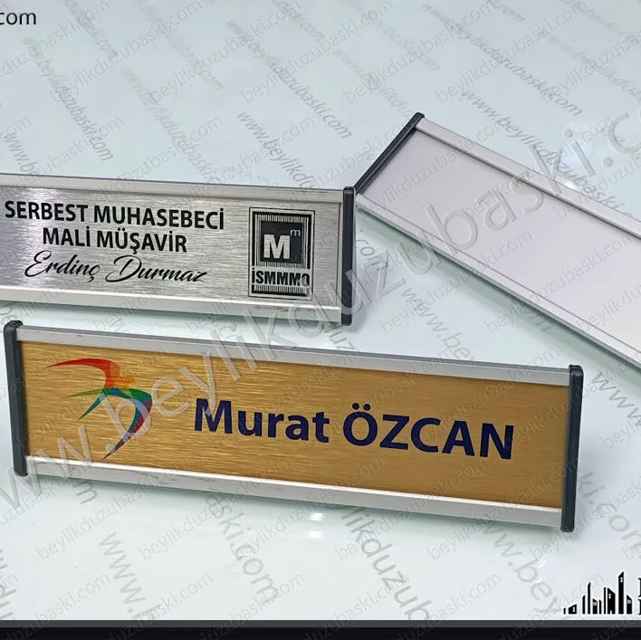 masa üzeri isimlik, içi değişen metal ürün, kaliteli malzeme, 20x6 cm ebadında, plastik kapaklı, uzun süre kullanım için ideal, toplantı isimliği