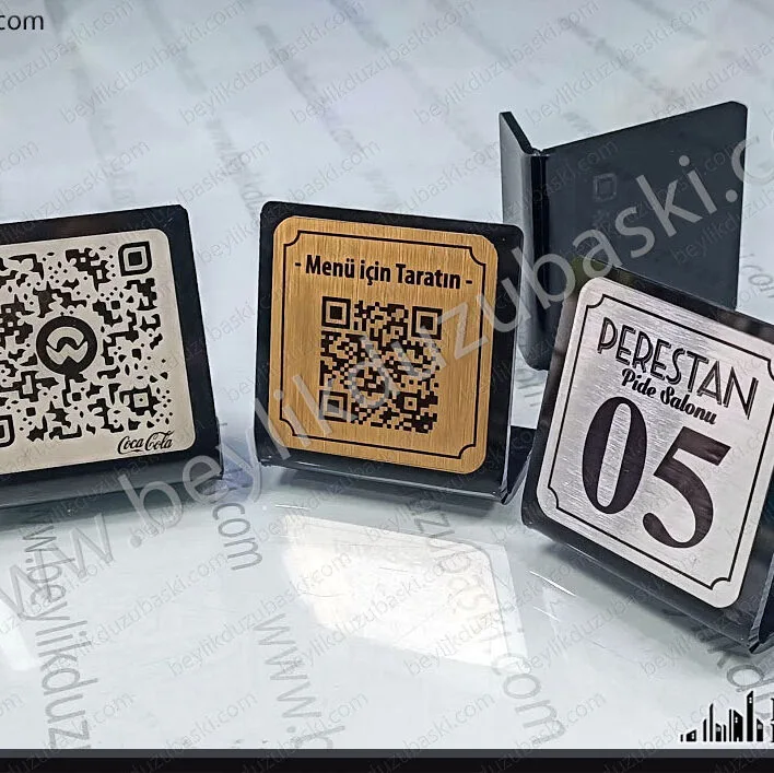 Pleksi malzemeden üretilen, masa isimliği, masa numarası, pleksi qr kod, masa isimliği, üzeri metal yada direk baskılı, kırılmaz, silinmez, kullanışlı masa numarası, masa isimlik, menü isimlik