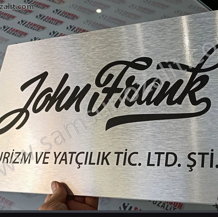 metal kapı isimliği, metal kapı tabelası, 50x30 cm ebadında dış mekan dayanıklı tabela, 5 mm plastik taba, paslanmaz alüminyum, metal tabela baskısı