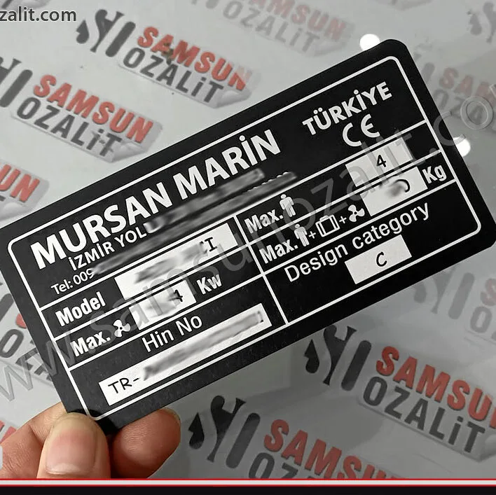 Mursan Marin tekne etiketi, deniz tekne etiketi, tekne motor etiketi, tekne tanıtıcı etiket, tekne şasi etiketi, üretici etiketi baskısı, silinmiş yıpranmış, liman etiketlerinin revizyonu, silinmiş okunmayan motor etiketlerin aslına uygun yeniden yapılır, dış mekan dayanıklı, suya dayanıklı, paslanmaz, güneşten etkilenmez, kaliteli metal etiket üretimi