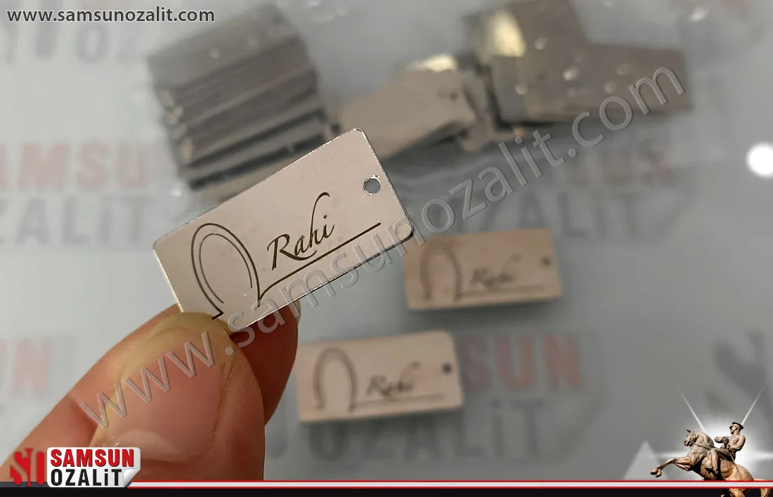 0,8 mm kalınlıkta, gerçek pirin., gerçek metal, nikel ürünler, üzeri lazer baskı, kalıcı çıkmaz metal etiket, ister ürün etiketi, ister aksesuar olarak kullanın, imalat, üretim, baskı, tasarlama, kalın metal etiket baskısı, ürün etiketi olarak kullanılan, pirinç üzeri nikel kaplama, marka etiket üretimi, metal ürün etiketi, delikli ve deliksiz üretilir, ince değil, bükülme yapmaz, özel işleriniz minimum 5 kg olarak yapılır, ebat ve adede göre fiyat alabilirsiniz,  0.8 mm thick, real brass, real metal, nickel products, laser printing, permanent metal label, whether you use it as a product label or an accessory, manufacturing, production, printing, designing, thick metal label printing, used as a product label, nickel plating on brass, brand label production, metal product label, produced with or without holes, not thin, does not bend, your special works are done as a minimum of 5 kg, you can get a price according to size and quantity,